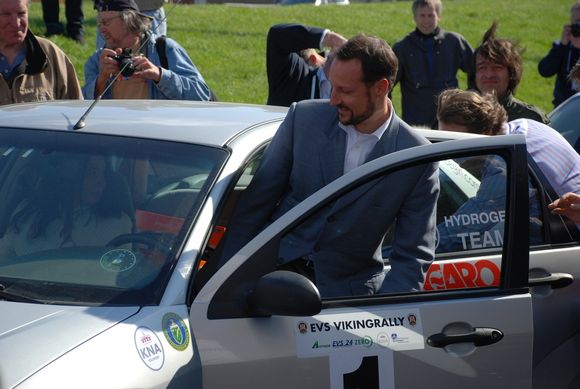 RALLY: Kronprinsen stiger inn i en Ford Focus hydrogenbil, klar for første etappe av Viking Rally.