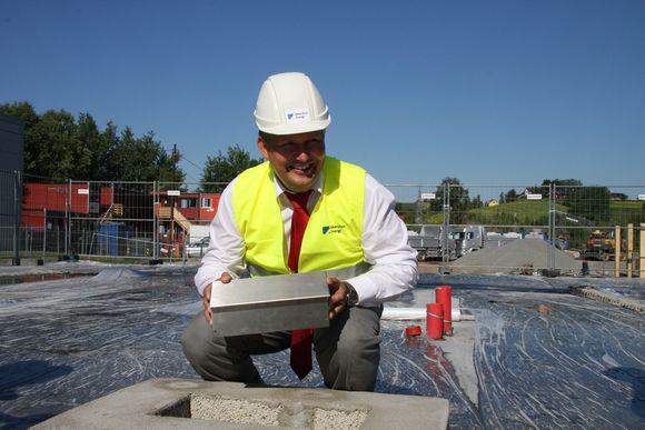 Kunnskapslab Olje- og energiminister Terje Riis-Johansen legger ned grunnsteinen i Akershus Energipark.
