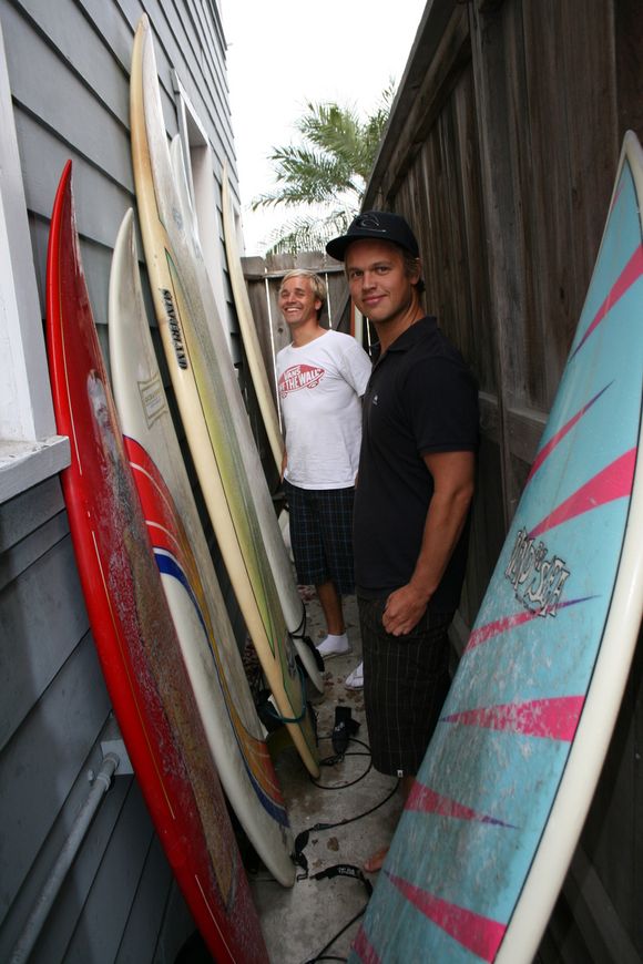 – Får språktrening SURFER PÅ GOD DOLLAR: Seks surfebrett står parkert i bakgården til Andreas Strøm og Terje Jacobsen (bak).