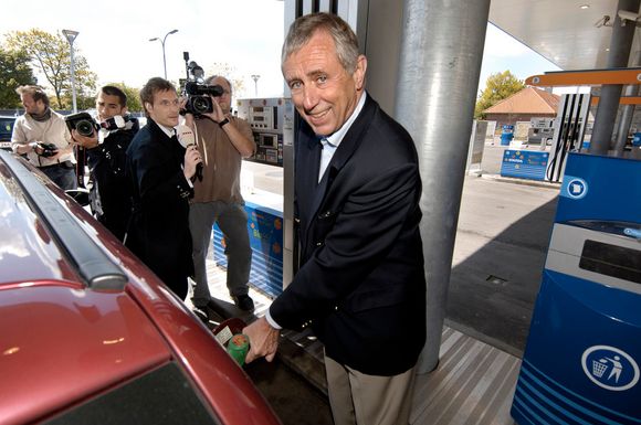 Må kunne dokumentere ÅPNING: Transport- og energiminister Flemming Hansen tanker Bio95 på en Statoil-stasjon under lanseringen av drivstoffet i 2006.