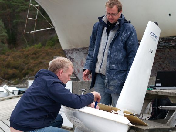 BØLGEKLAR: David Peddie (stående) klargjør bøyen sammen med Frank Ådland før testen utenfor Bergen i høst.