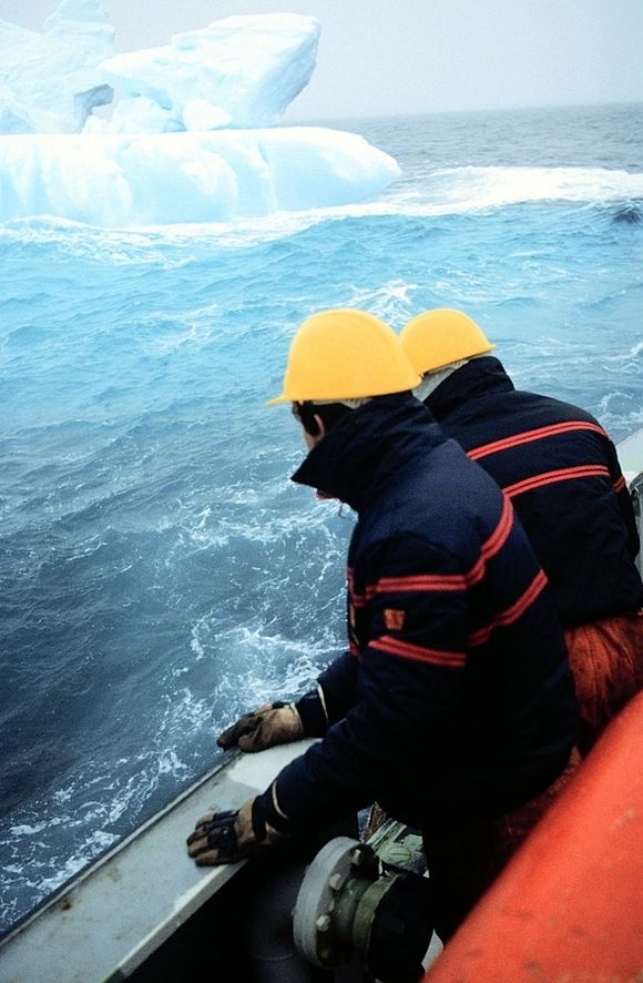 Flyttbar installasjon IS: Mannskapet på et supplyskip observerer et isfjell på østkysten av Canada.