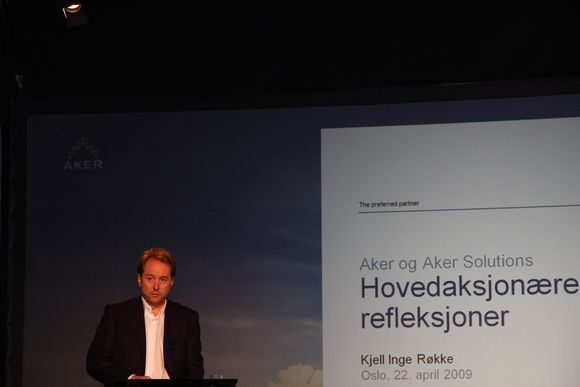 Statens rådgiver PREGET: Kjell Inge Røkke var offensiv, men tydelig preget da han møtte pressen på Månefisken onsdag ettermiddag.