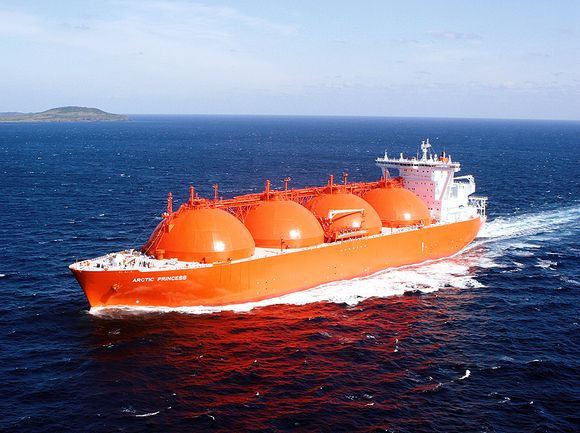 Høegh LNGs Arctic Princess med Moss kuletanker.  Skipet tar 147.000 m3 LNG, er 288 meter langt, 49 meter bredt og ble bygget ved Mitsuibishi Heavy Industries.