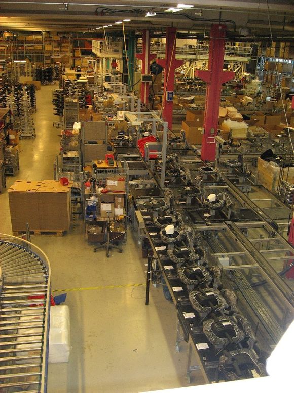 Logistikk – ikke robotisering 15. MIN PER STOL: Hågfabrikken på Røros har brukt tre år på å automatisere kontorstolproduksjonen. Nå er det installert en palettbaneløsning.