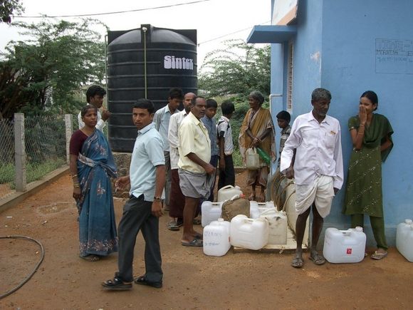 RENT VANN: Flere landsbygder i India får allerede rent drikkevann fra Malthe Winjes vannrenseanlegg.