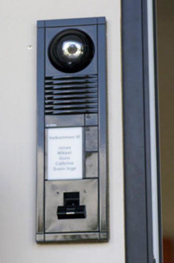 Døren ser tyven PANEL: Ved inngangsdøren er det montert kamera, høyttaler og fingeravtrykksleser. Bruk pekefingeren for å åpne, og ringfingeren for å lukke.