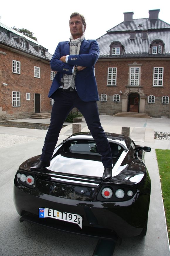 Foretrekker rå SUV FØRST: Petter Stordalen var ikke sen om å bestille en Tesla, og er antagelig den første som har fått den amerikanske elsportsbilen i Norge.