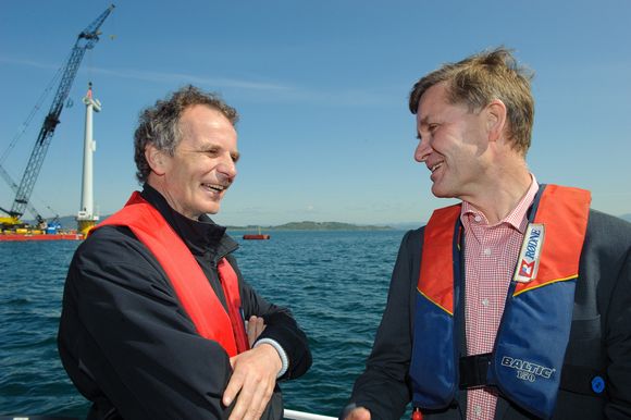 Prosjektleder Sjur Bratland og daværende miljøvernminister Erik Solheim. . <i>Foto:  Erik Jørgensen</i>