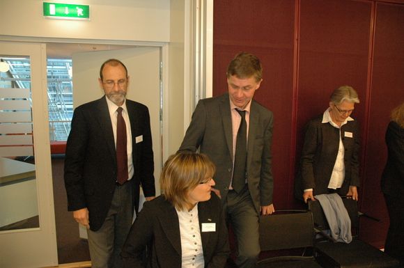 Det blir flere hetebølger Chris Field (t.v.), SFT-sjef Ellen Hambro, Erik Solheim og Margareta Wahlstrøm fra FN.