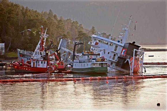 Økonomisk problem for rederne 2008: Nødlossing av olje fra skipet Crete Cement, som gikk på grunn i Oslofjorden utenfor Fagerstrand.