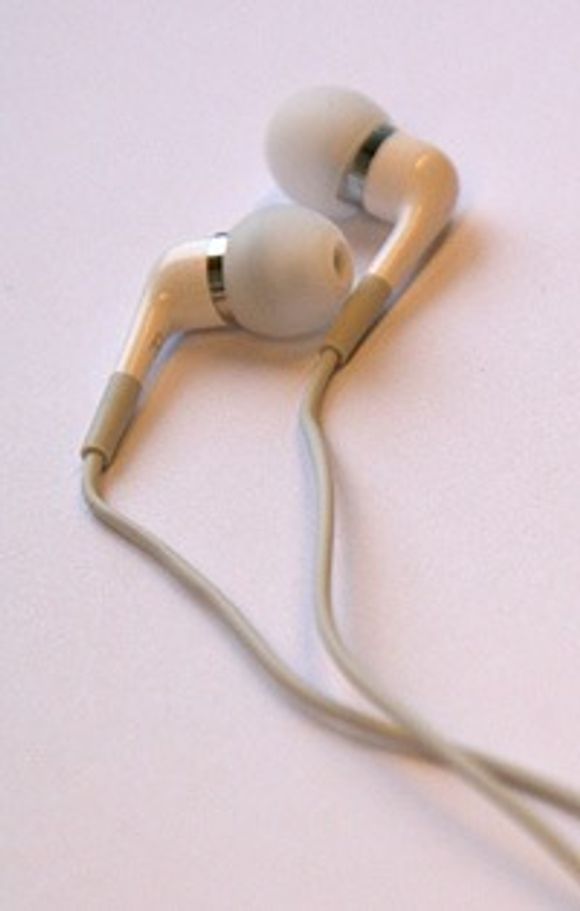 Dobbeldriver IN-EAR: Får du Apple-pluggene til å sitte der de skal, leverer de både heftig bass og glassklar diskant.