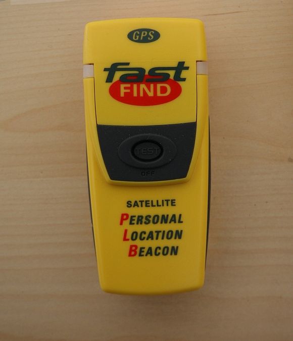 Mann over bord med GPS PLB: En personlig nødpeilsender, personal beacon location, PLB, med GPS gjør søket enklere hvis du faller i vannet.