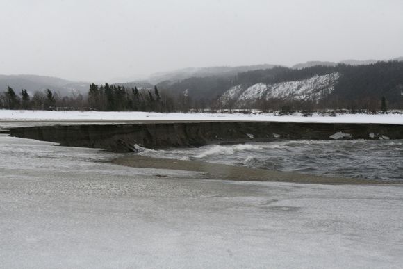 RAS: Deler av den populære badestranda på Vikaengene i Selbu raste ut i Selbusjøen i april 2007. Vannstanden i Selbusjøen var i går bare 20 cm over laveste tillatte regulerte vannstand.