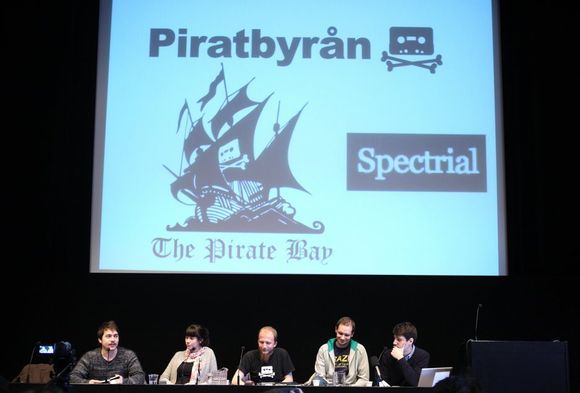 24.000 nye piratvenner OPPMERKSOMHET: Rettssaken mot piratnettstedet Pirate Bay har gitt voldsom oppmerksomhet til Piratpartiet, som kjemper for privatlivets fred på Internett. Bildet er fra en pressekonferanse med Piratbyrån og The Pirate Bay i Stockholm.