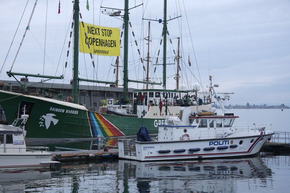AKSJON: Rainbow Warrior II var i Oslo for å inspirere fredsprisvinner til klimahandling i København.(FOTO: Tore Stensvold)
