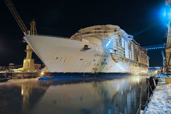 Innovativt FLYTER: 22. november 2008 ble ble slusene åpnet og tørrdokka i Åbo fylt med vann. Dermed kunne RCCLs Genesis-prosjekt konstatere ta verdens største cruiseskip fløt.