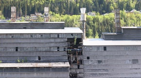 Imponerende pilotprosjekt FORFALL: Inne i Odda sentrum forfaller det gamle smelteverket. De tomme hallene ligger midt i Oddas indrefilet, foreløpig er det usikkert hva området skal brukes til.