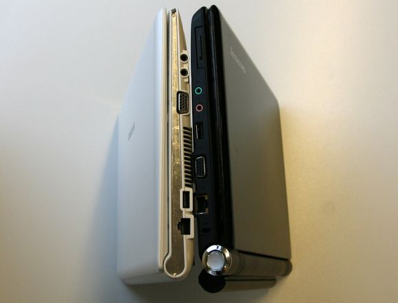 HEAD-TO-HEAD: Samsung NC20 til venstre, Lenovo S12 til høyre.