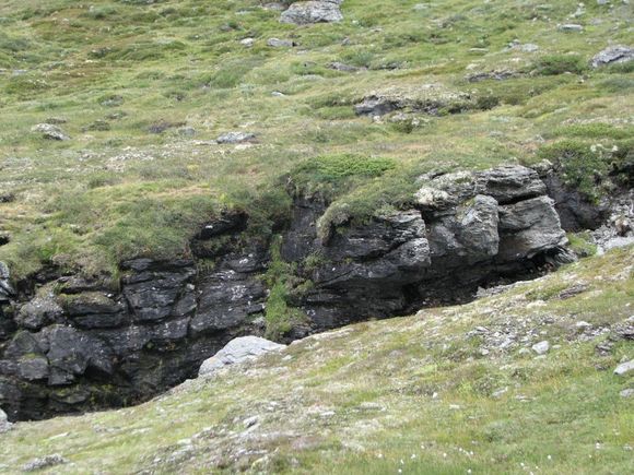 Dype sprekker DYPE: NGI har kartlagt dype kløfter, som er opptil 10 meter brede og som kan være hele 10.000 år gamle.
