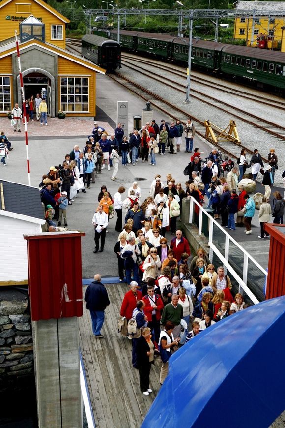 4 cm bevegelse TURISTMÅL: Flåmsbana beskrives som en av verdens vakreste jernbanestrekninger. En flodbølge i sommersesongen kan få katastrofale følger.