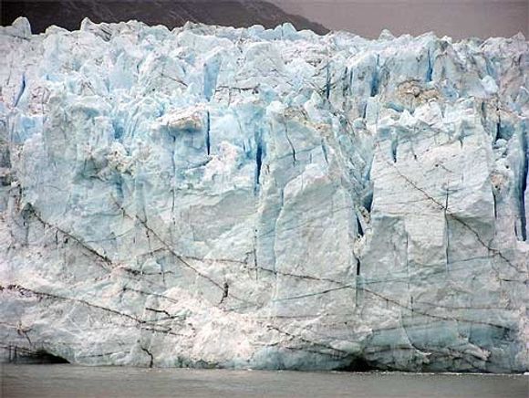 Ozonhullet utsetter oppvarming KALVER: Flere isbreer i Antarktis har kalvet den siste tiden. Men isen smelter ikke på hele kontinentet. Til sammen er det blitt mer is i Antarktis, mener forskerne.