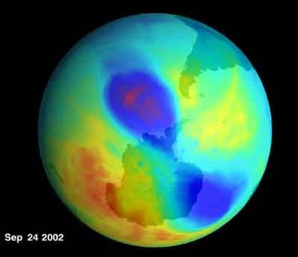 Med og uten ozonhull TETTES: Ozonhullet over Antarktis er i ferd med å tettes. Dermed vil været også endre seg igjen, tror forskerne.
