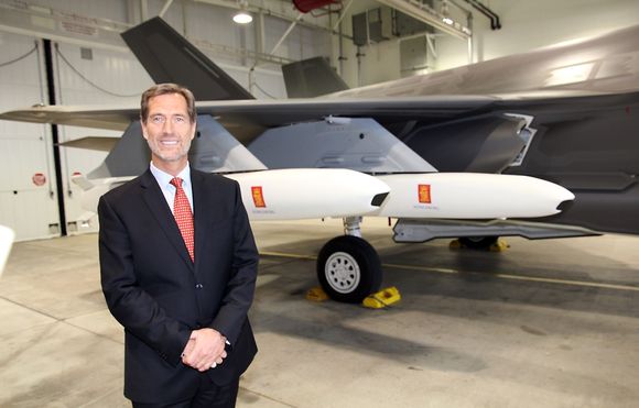 Stolt: – Jeg må innrømme at jeg var stolt da jeg på besøk hos Lockheed Martin i mai fikk se vårt missil montert på det nye kampflyet, sier Walter Qvam.