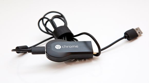 Chromecast får strøm via USB. Enten direkte, eller via en adapter som du plugger i veggen.
