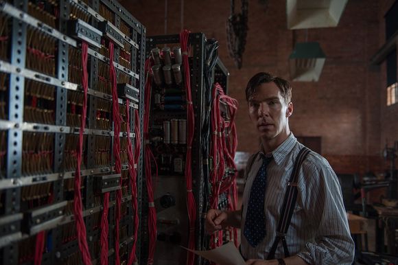 Kinoaktuell: Benedict Bumberbatch spiller Alan Turing i Morten Tyldums film «The Imitation Game» som kommer på norske kinoer i romjulen. Filmen har blitt nevnt som en het Oscar-kandidat.
