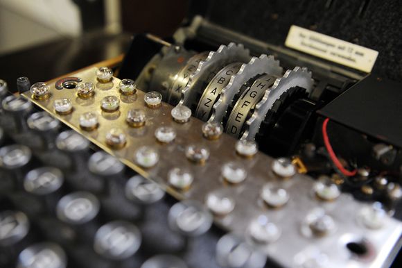 Kryptert: Bokstav for bokstav ble kryptert i ni ledd i Enigma-maskinen. Slik ble morse­signalene fra Tyskland til ubåtene i Atlanteren umulige å lese for britene under andre verdenskrig.