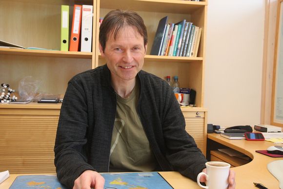 Leder: Professor Sveinung Løset ved NTNU, Institutt for bygg, anlegg og transport. Leder forskningsprosjektet SAMCoT (Sustainable Arctic Marine and Coastal Technology).