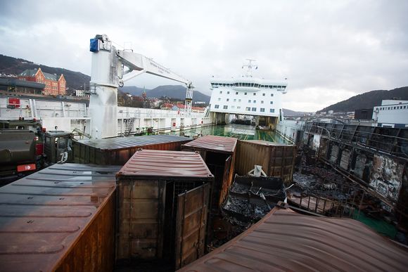 Kaotisk på dekket til Britannia Seaways etter brannen i november 2013. Ingen mennesker ble skadet da det begynte å brenne i en container.