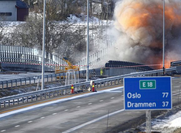 Sprengningen av Skjeggestad bru på E18 ved Holmestrand lørdag ettermiddag.Foto: Heiko Junge / NTB scanpix