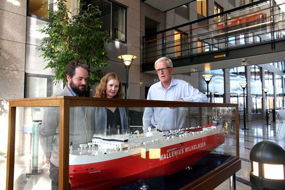 Nytt skip: «Tønsberg» er ett av Wilh. Wilhelmsens nyeste­ skip, designet og utstyrt på grunnlag av Orcelle-visjonen som ble presentert for 10 år siden. Fra venstre: Petter Chr. Jønvik, Anna Larsson og Per Brinchmann.