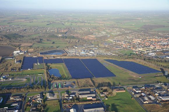 Verdens største solfangeranlegg i Vojens i Sør-Danmark spenner over 70.000 kvadratmeter og leverer varme til 2000 husstander.
