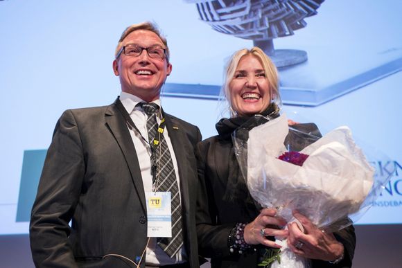 Nitos generalsekretær Steinar Sørlie delte ut hedersprisen, som ble tatt i mot av Tormod Hermansens datter, Mari Hermansen.
