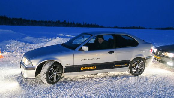 Gammel bil med nye dekk: Den 15 år gamle BMW-en var en drøm å kjøre. Selv uten ESP. Den sladdet den også, men mindre, og med de nye dekkene slapp vi all rattingen for å få den på stø kurs igjen.