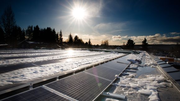 Solpanelene på den nye matbutikken på Fjeldset i Elverum skal forsyne butikken med kortreist elektrisitet. Overskuddstrøm lagres i batterier inne i butikken. <i>Foto: Eirik Helland Urke</i>