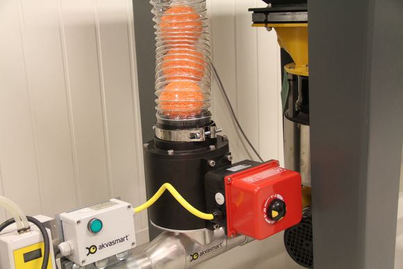 System Akva Group har utviklet for automatisk rensing av rør som distribuerer fôr, skumgummiballen fjerner avleiringer. <i>Foto: Joachim Seehusen</i>