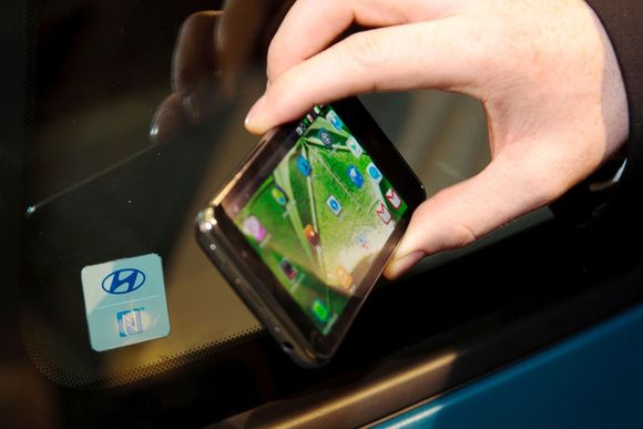 Åpne bildøren til en Hyundai med en NFC-telefon <i>Bilde: Hyundai Motor UK Ltd.</i>