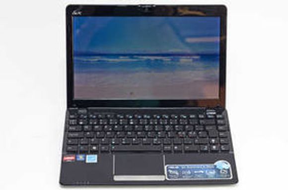 Asus startet Netbooks-trenden med sin EEE-serie i 2007. Nå er det imidlertid over, melder britisk avis. På bildet er en Asus Eee PC 1215B fra 2011. Den hadde 4GB RAM og 500 GB harddisk og kostet 3.500 kroner, inkludert moms. <i>Bilde: Per Ervland</i>