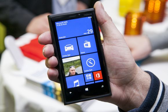 Vil Nokias toppmodell Lumia 920 true Samsung og Apples hegemoni som markedsledere i mobilmarkedet? Det er en sjanse for det, spår både Telenor og NetCom. <i>Bilde: Per Ervland</i>