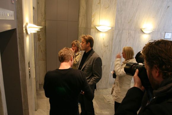 Munnkurv: Fast-ansatte på vei inn i heisen var svært lite interessert i å prate med alle mediefolkene som hadde møtt opp.