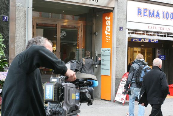 Det var et massivt oppmøte av mediefolk utenfor Fasts lokaler. Her rigger et av NRKs tv-team seg til.