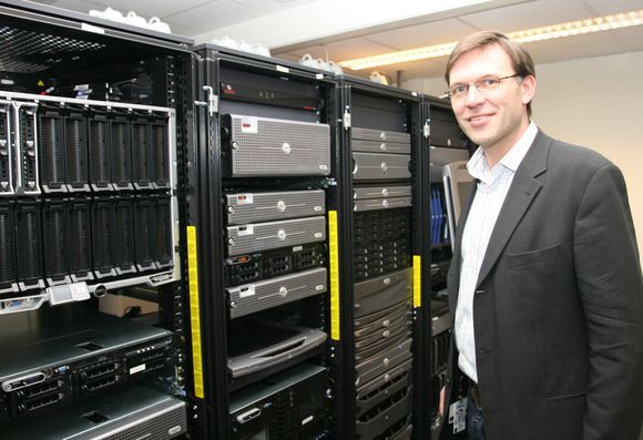 Produktsjef Inge Hjelmfoss i Dell Norge viser stolt frem selskapets «lekerom». Serverrommet benyttes blant annet i forbindelse med seminarer og kurs. <i>Bilde: Marius Jørgenrud</i>