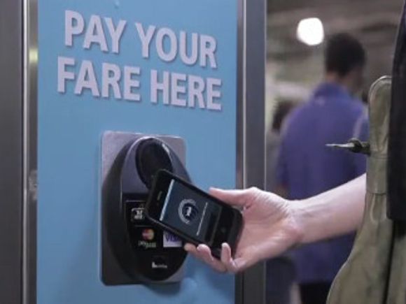Bruk av NFC-basert betalingssystem for billetter. <i>Bilde: Visa</i>