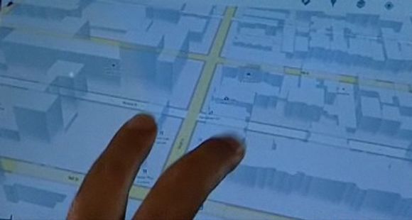 Andy Rubin demonstrerer den nye 3D-funksjonen i Google Maps. <i>Bilde: AllThingsDigital</i>