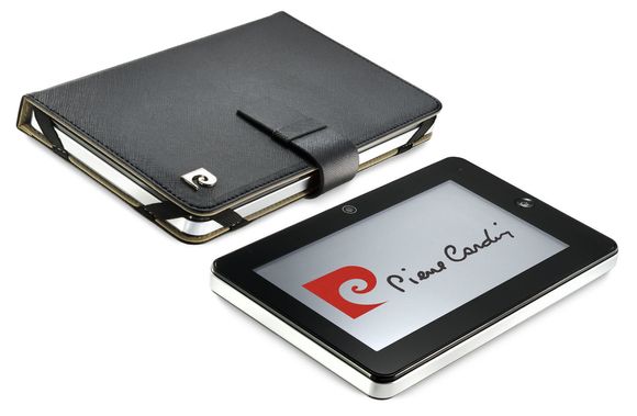 Læretui og Micro SD-kort på fire ekstra gigabyte følger med på kjøpet. Prisen er såvidt under 2000 kroner.