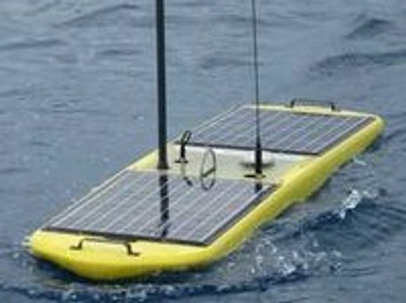 Wave Glider fra Liquid Robotics er små saktegående fartøyer som samler inn sensordata. Enheten er om lag to meter lang og drives av både solenergi og bølgekraft.